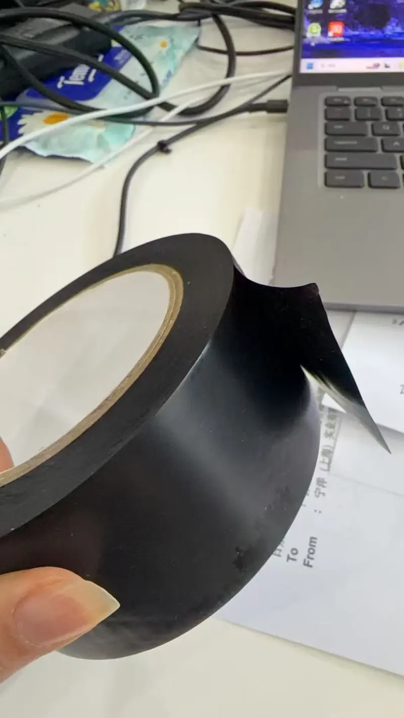 Le ruban adhésif en tissu et l'adhésif en tissu sont-ils le même produit ?